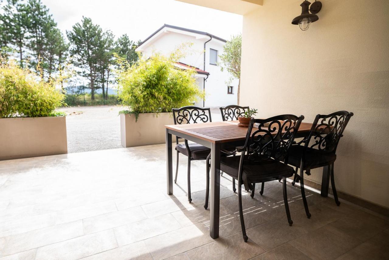 Apartments Kras 24 With Pool Sežana Exterior foto